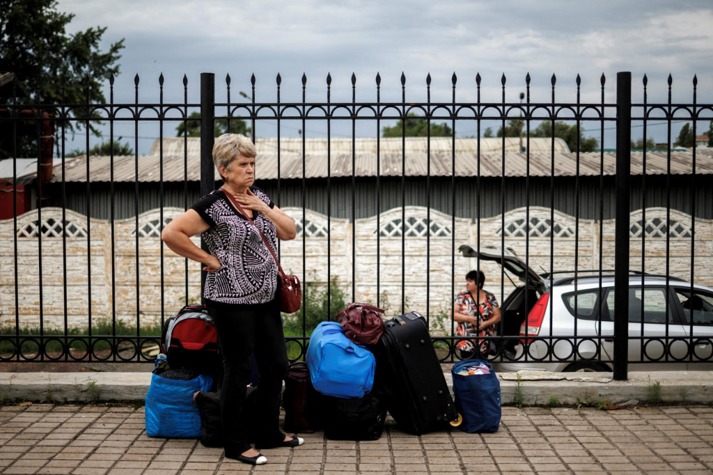 Galina Pryhodko a jej sestra Iryna z Bachmutu čakaj&uacute; na n&aacute;stup do vlaku smeruj&uacute;ceho do Dnepra a Ľvova počas evaku&aacute;cie z vojnou zasiahnut&yacute;ch oblast&iacute; v&yacute;chodnej Ukrajiny. FOTO: REUTERS