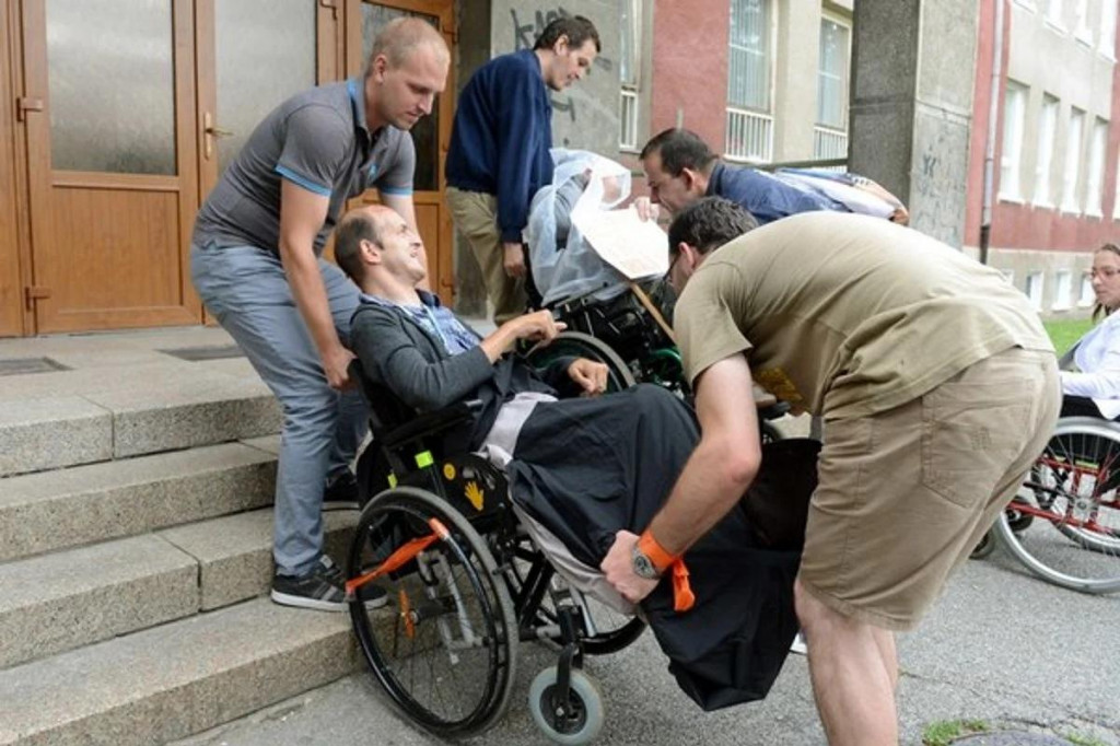 Peňažné príspevky na kompenzáciu ťažkého zdravotného postihnutia sú fakultatívne dávky. FOTO: TASR/František Iván