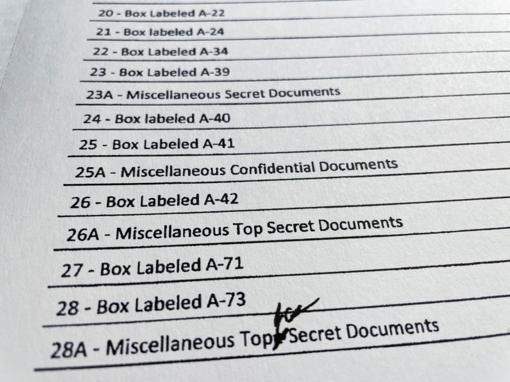 Podrobný zoznam majetku zaisteného FBI pri výkone domovej prehliadky v Mar-a-Lago bývalého prezidenta Donalda Trumpa. FOTO: Reuters