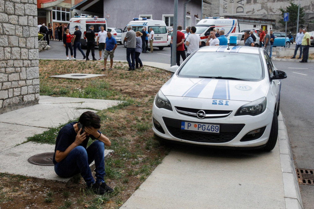 A relative of a victim talks on the phone in front of a city hospital after a mass shooting in Cetinje. FOTO: Reuters