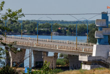 &lt;p&gt;Pohľad na už skôr uzatvorený Antonivskyj most v Ruskom kontrolovanom meste Cherson na Ukrajine 27. júla 2022. FOTO: REUTERS &lt;/p&gt;
