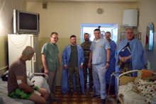 &lt;p&gt;Ukrajinský prezident Volodymyr Zelenskyj navštevuje zranených ukrajinských vojakov v nemocnici v Odese na Ukrajine 29. júla 2022. FOTO: REUTERS&lt;/p&gt;