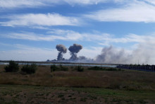 Oblaky dymy po tom, čo bolo počuť výbuchy zo smeru z ruskej vojenskej leteckej základne pri Novofedorivke na Kryme, 9.8.2022. FOTO: REUTERS