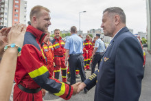 &lt;p&gt;Posádka záchranného hasičského zboru, ktorá zasahovala v Českom Švajčiarsku, na hasičskej stanici v bratislavskej Petržalke, 13. augusta 2022. FOTO: TASR/Martin Baumann&lt;/p&gt;