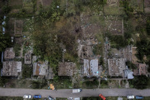 &lt;p&gt;Kráter po ruskom raketovom útoku pri zničených domoch v meste Kramatorsk, na východe Ukrajiny 13. augusta 2022. FOTO: TASR/AP&lt;/p&gt;