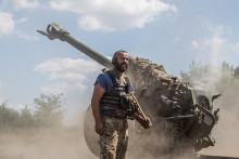 &lt;p&gt;Ukrajinský vojak strieľa z húfnice D-30 blízko frontovej línie v Mykolajivskej oblasti, 13. augusta 2022. FOTO: REUTERS &lt;/p&gt;