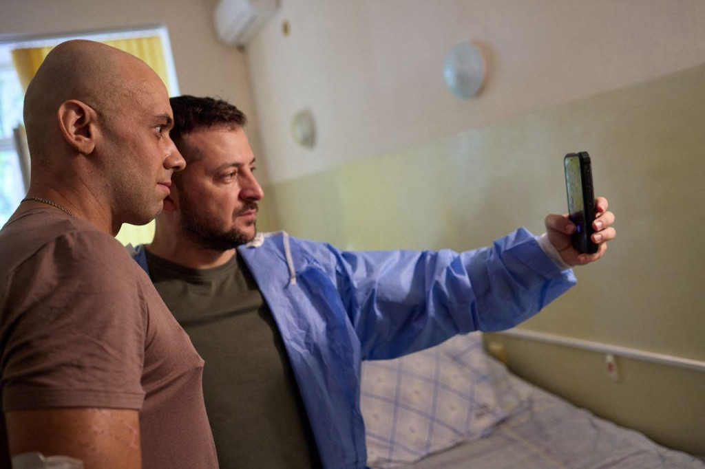 Volodymyr Zelenskyj si robí selfie s príslušníkom Ukrajinských ozbrojených síl. FOTO: REUTERS