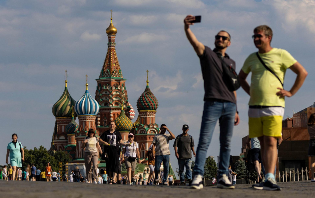Ľudia chodia po Červenom námestí počas horúceho dňa v Moskve v Rusku 5. augusta 2022. FOTO: REUTERS