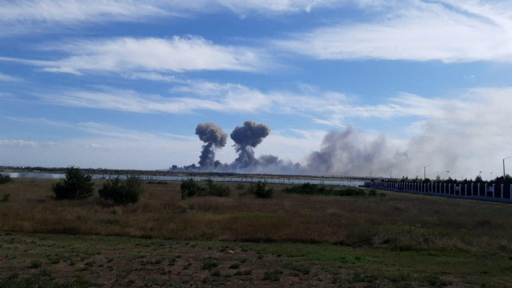 Oblaky dymy po tom, čo bolo počuť výbuchy zo smeru z ruskej vojenskej leteckej základne pri Novofedorivke na Kryme, 9.8.2022. FOTO: REUTERS