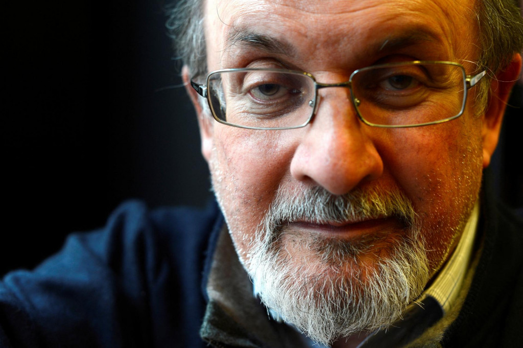 Autor Salman Rushdie na fotografii po rozhovore s agentúrou Reuters v centre Londýna, 28. septembra 2012. FOTO: REUTERS