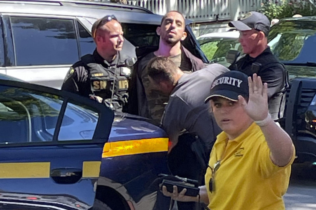 Na snímke policajti zadržali muža, ktorý napadol britského spisovateľa Salmana Rushdieho počas piatkovej prednášky v americkom meste Chautauqua 12. augusta 2022. FOTO: TASR/AP