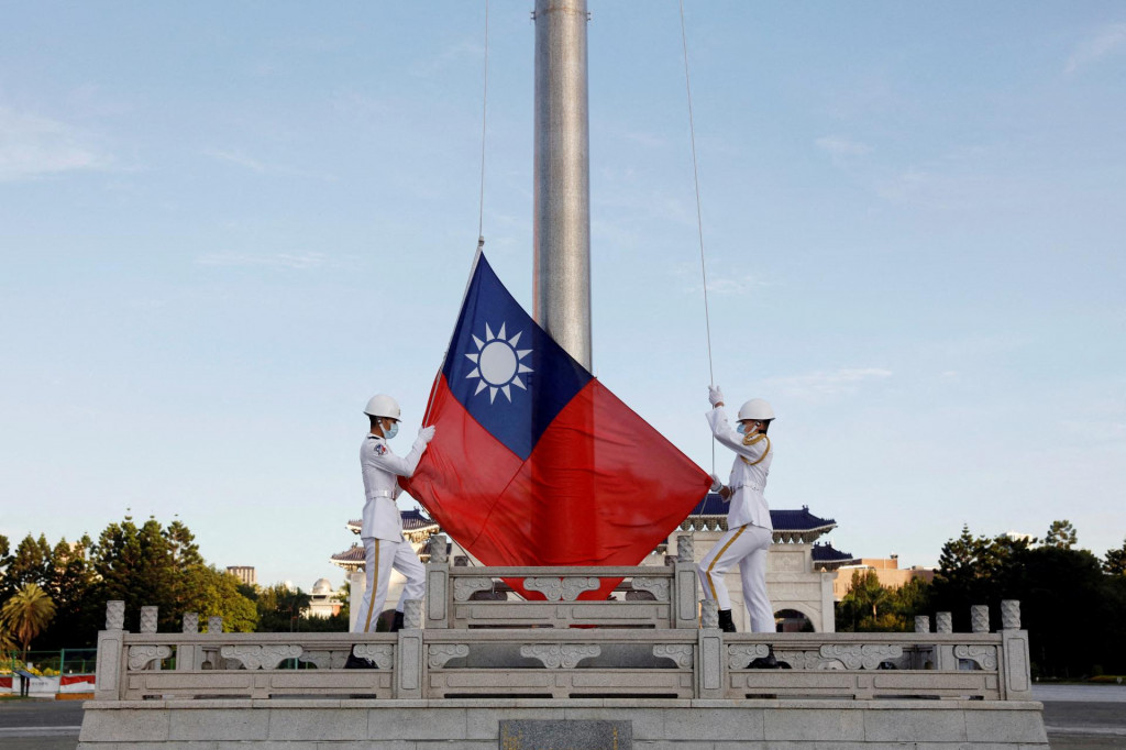 Členovia čestnej stráže na ceremónii vztyčovania vlajky v pamätnej sieni Čankajška v Tchaj-peji na Taiwane, 6. augusta 2022. FOTO: REUTERS