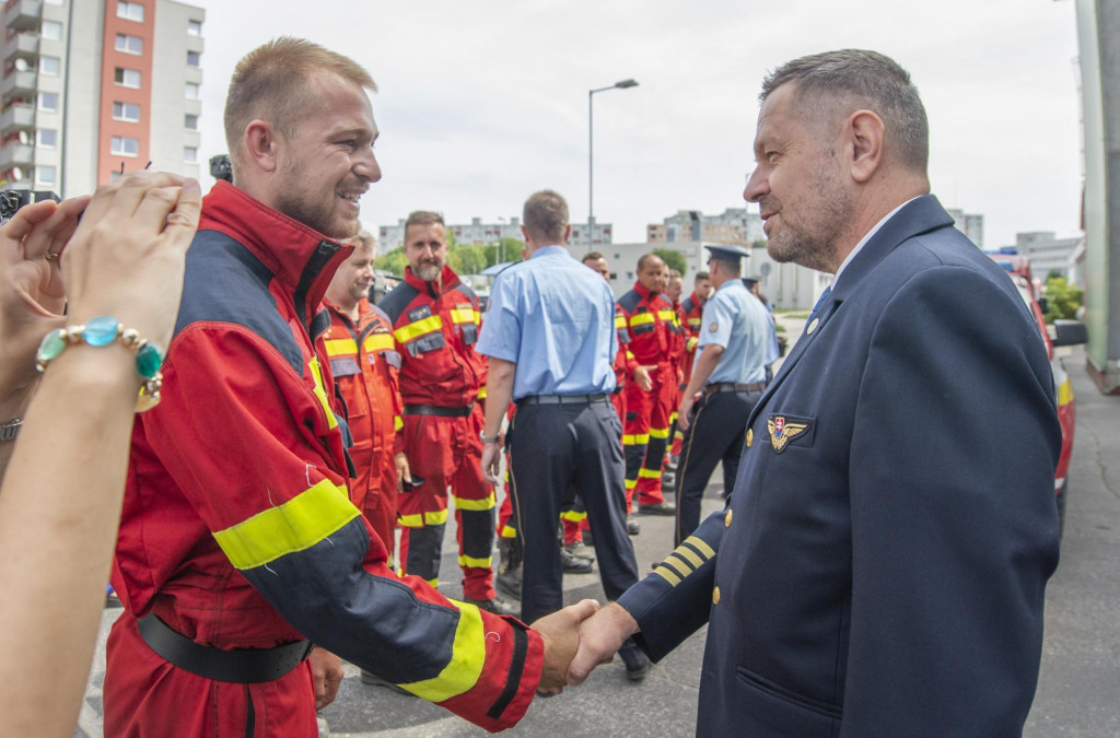 Posádka záchranného hasičského zboru, ktorá zasahovala v Českom Švajčiarsku, na hasičskej stanici v bratislavskej Petržalke, 13. augusta 2022. FOTO: TASR/Martin Baumann