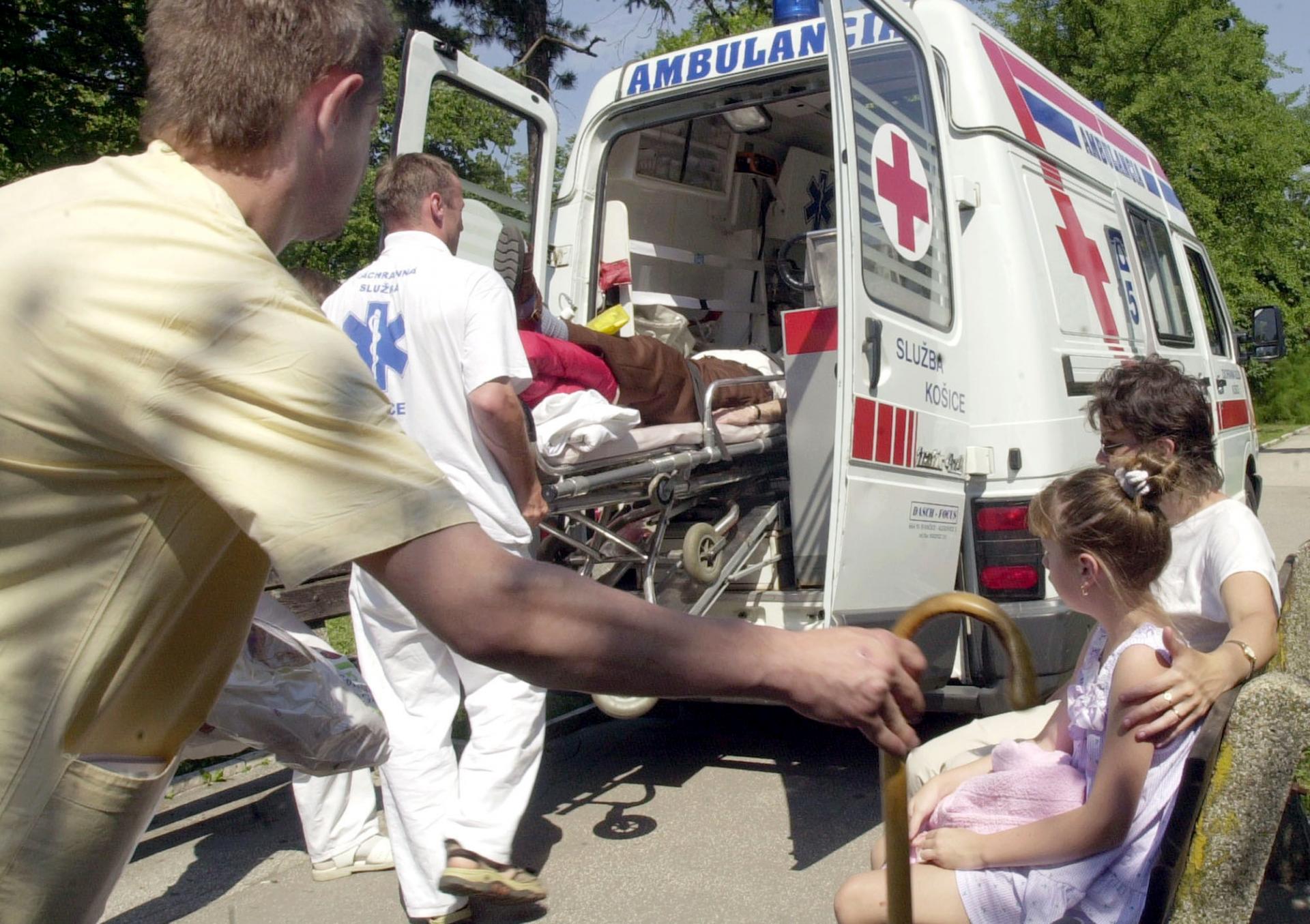 Leteckí záchranári pomáhali turistke v Tatrách aj mužovi, ktorý spadol z rebríka