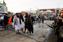 Taliban fighters stand guard at the site of a blast in Kabul. FOTO: Reuters