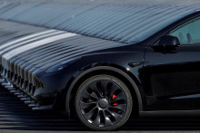 Automobily Tesla zaparkované na stavenisku novej Tesla megatovárne na elektromobily. FOTO: Reuters