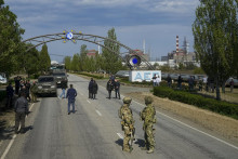 Ruskí vojaci hliadkujú na ceste, ktorá vedie k Záporožskej jadrovej elektrárni na juhovýchode Ukrajiny. FOTO: TASR/AP