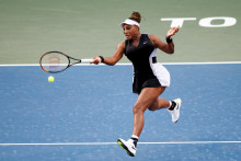 &lt;p&gt;Serena Williamsová odvracia loptičku v dueli proti Švajčiarke Benčičovej na prebiehajúcom turnaji v Toronte. FOTO: Reuters&lt;/p&gt;