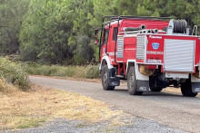 Po ceste sa ženie hasičské auto, pričo zúri lesný požiar v Španielsku. FOTO: Twitter/@jalero0