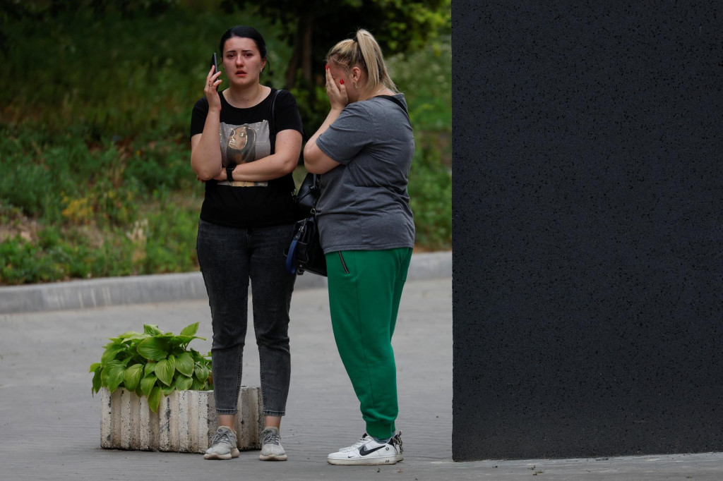 Ženy reagujú po tom, čo opustili nemocnicu, kde boli prevezené obete ruského raketového útoku. FOTO: Reuters