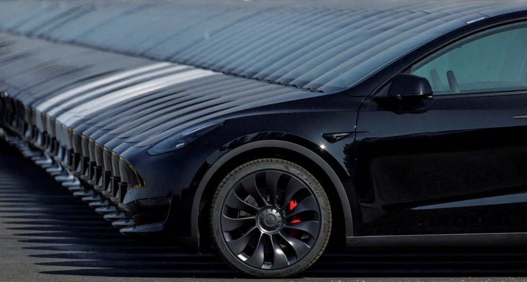 Automobily Tesla zaparkované na stavenisku novej Tesla megatovárne na elektromobily. FOTO: Reuters