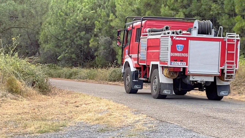 Po ceste sa ženie hasičské auto, pričo zúri lesný požiar v Španielsku. FOTO: Twitter/@jalero0
