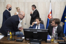 <p>Na snímke minister hospodárstva Richard Sulík, premiér Eduard Heger a minister financií Igor Matovič. FOTO: TASR/P. Neubauer</p>