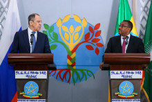 Ruský minister zahraničných vecí Sergej Lavrov a etiópsky minister zahraničných vecí Demeke Mekonnen. FOTO: Reuters