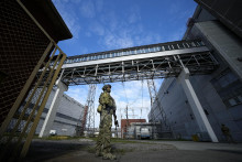 &lt;p&gt;Ruský vojak stráži Záporožskú jadrovú elektráreň na juhovýchode Ukrajiny. FOTO: TASR/AP&lt;/p&gt;