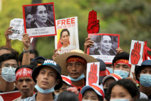 Demonštranti držia transparenty s obrázkami Aun Schan Su Ťij, keď protestujú proti vojenskému prevratu. FOTO: Reuters