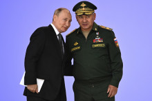Ruský prezident Vladimir Putin a ruský minsiter obrany Sergej Šojgu sa zúčastňujú na otvorení Medzinárodného vojensko-technického fóra Army 2022. FOTO: TASR/AP