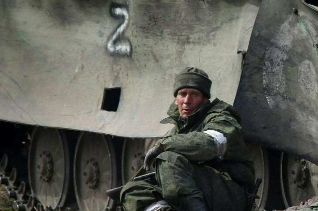 Príslušník proruských jednotiek v meste Mariupol. FOTO: Reuters