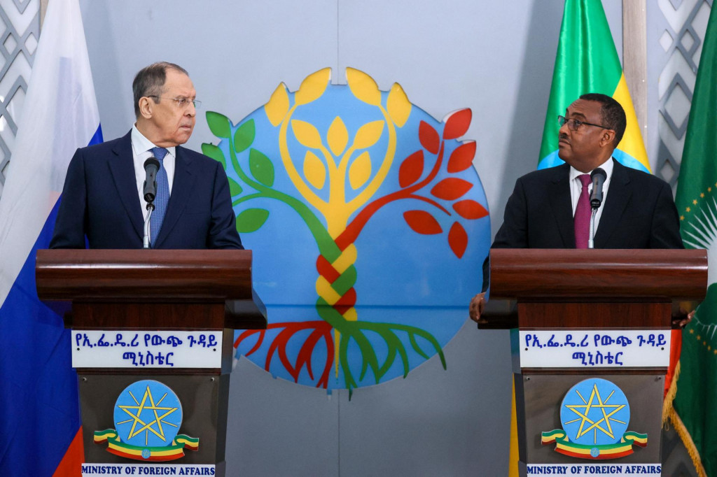 Ruský minister zahraničných vecí Sergej Lavrov a etiópsky minister zahraničných vecí Demeke Mekonnen. FOTO: Reuters