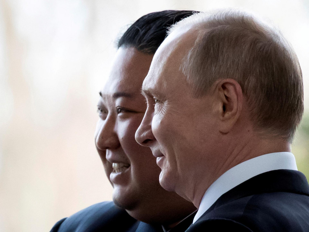 Ruský prezident Vladimir Putin a severokórejský vodca Kim Čong-un sa počas stretnutia odfotili. FOTO: Reuters