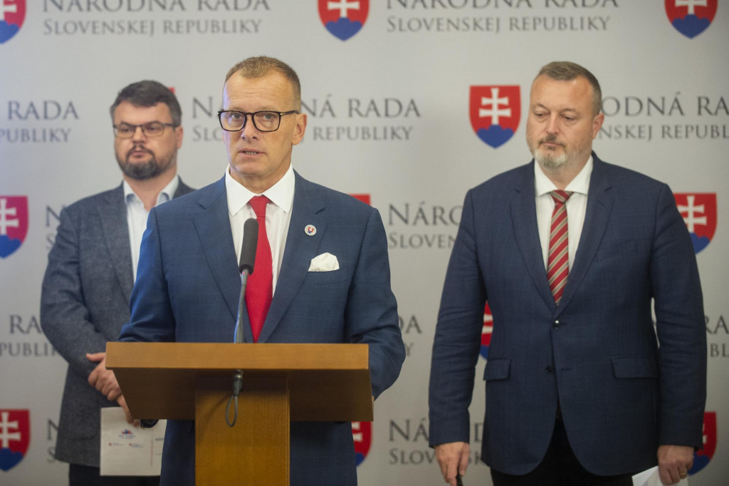 Podpredseda vl&aacute;dy pre legislat&iacute;vu a strategick&eacute; pl&aacute;novanie &Scaron;tefan Hol&yacute;, predseda N&aacute;rodnej rady Boris Koll&aacute;r a minister pr&aacute;ce, soci&aacute;lnych vec&iacute; a rodiny Milan Krajniak. FOTO: TASR/Jakub Kotian