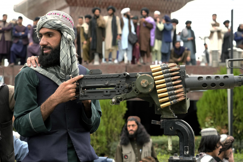 Talibanský bojovník počas osláv v Kábule. FOTO TASR/AP
