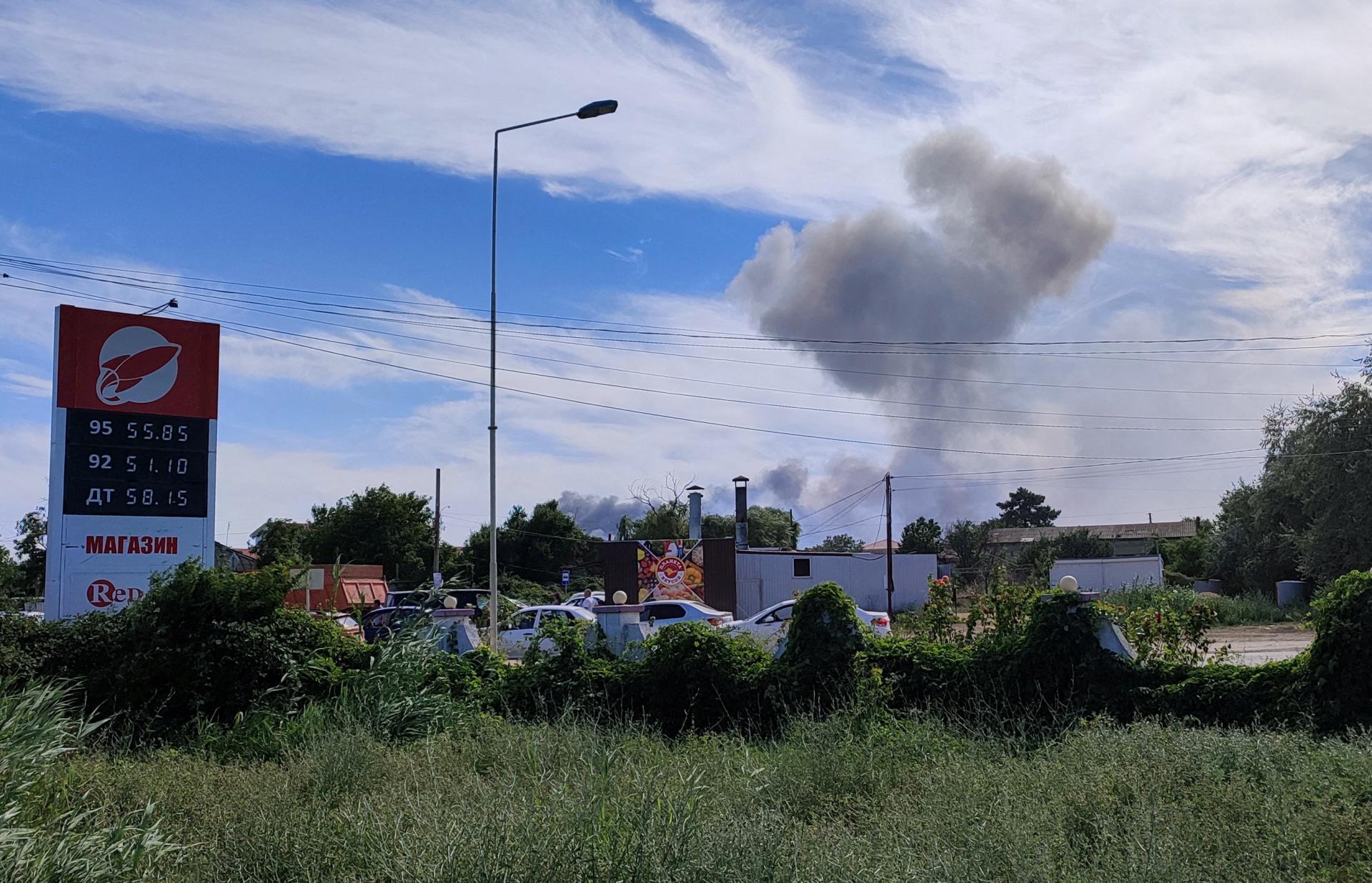 Severom Krymu otriasli výbuchy, svedkovia hlásia explózie aj z letiska pri Simferopole