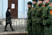 &lt;p&gt;Žena prechádza okolo kadetov samozvanej Doneckej ľudovej republiky v separatistami kontrolovanom meste Doneck na Ukrajine, január 2022. FOTO: REUTERS&lt;/p&gt;