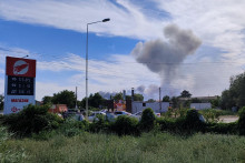Po explóziách stúpa dym z ruskej leteckej základne v Novofedorivke na Kryme. Udalosť sa odohrala 9. augusta. FOTO: Reuters