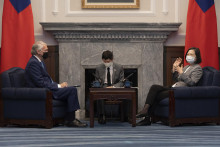 &lt;p&gt;Taiwanská prezidentka Cchaj Jing-wen a americký senátor Ed Markey počas stretnutia v Tchaj-peji. FOTO: TASR/AP&lt;/p&gt;