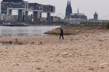 &lt;p&gt;Muž kráča po brehu rieky Rýn kvôli nízkej hladine vody v Kolíne nad Rýnom. FOTO: Reuters&lt;/p&gt;