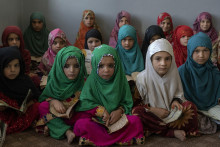 &lt;p&gt;Afganské dievčatá čítajú korán v mešite pri Kábule. FOTO: TASR/AP&lt;/p&gt;