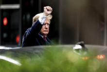 Bývalý prezident USA Donald Trump zdvíha ruku počas odchodu z Trump Tower v New Yorku. FOTO: TASR/AP