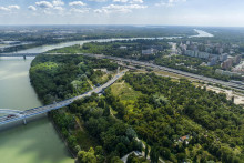 &lt;p&gt;Penta Real Estate chystá zástavbu územia medzi bratislavským Starým mostom, Mostom Apollo a Prístavným mostom.&lt;/p&gt;

&lt;p&gt;FOTO: Penta Real Estate&lt;/p&gt;
