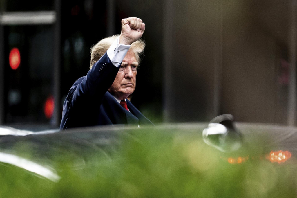 Bývalý prezident USA Donald Trump zdvíha ruku počas odchodu z Trump Tower v New Yorku. FOTO: TASR/AP