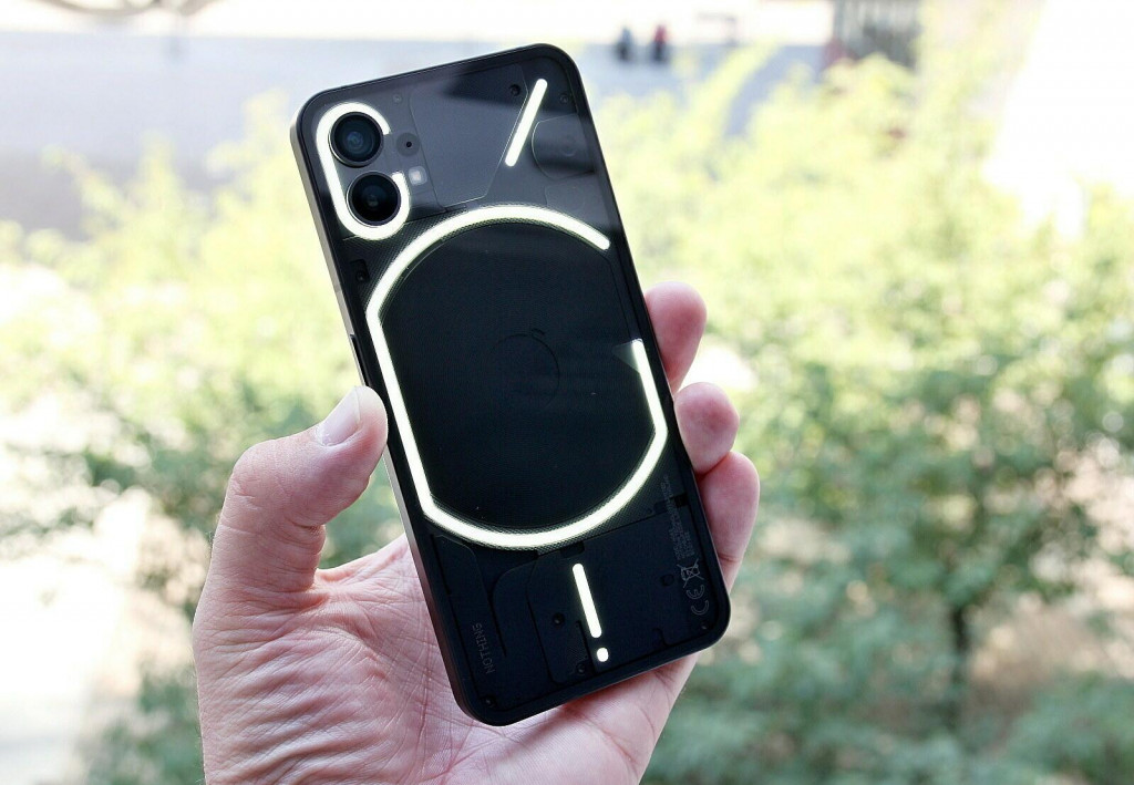 Nothing Phone (1) sa snaž&iacute; priniesť svieži vietor medzi s&uacute;časn&uacute; smartf&oacute;nov&uacute; produkciu. Zostava svietiacich di&oacute;d na priehľadnom zadnom kryte s&iacute;ce p&ocirc;sob&iacute; origin&aacute;lne, ale stač&iacute; to k &uacute;spechu? FOTO: Luk&aacute;&scaron; Hron, Mobil.idnes.cz