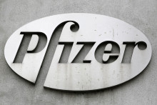 Logo spoločnosti Pfizer v New Yorku. FOTO: TASR/AP