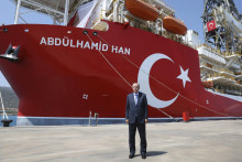 Turecký prezident Recep Tayyip Erdogan pred vrtnou loďou Abdulhamid Han. FOTO: TASR/AP