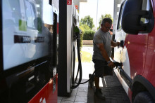 Muž tankuje benzín na čerpacej stanici. FOTO: TASR/AP