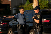 &lt;p&gt;Policajti z New Jersey prichádzajú do blízkosti budovy, kde žije údajný útočník Hadi Matar. FOTO: Reuters&lt;/p&gt;